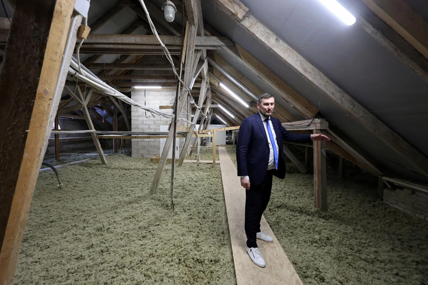 Elva vallavanem Priit Värv töötab vastrenoveeritud vallamajas, tema enda ehitusettevõte lõpetab tegevuse pankrotiga.
