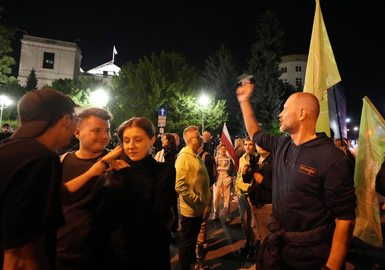 Meeleavaldajad Poola parlamendi ees pärast seaduseelnõu vastuvõtmist parlamendi alamkojas. 