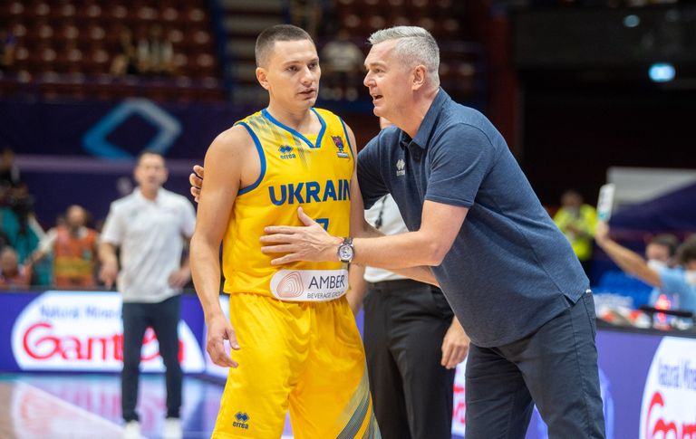 Ukraina koondise peatreener Ainars Bagatskis ja kapten Denõss Lukašov.