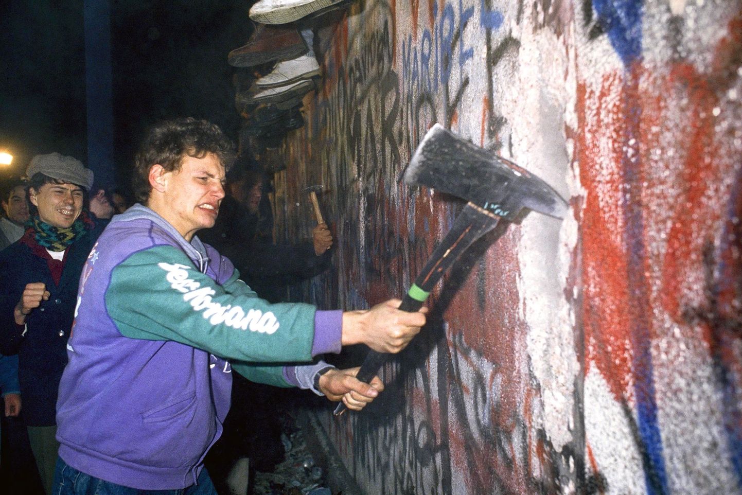 Idasakslased lõhkumas 9. novembril 1989 Berliini müüri