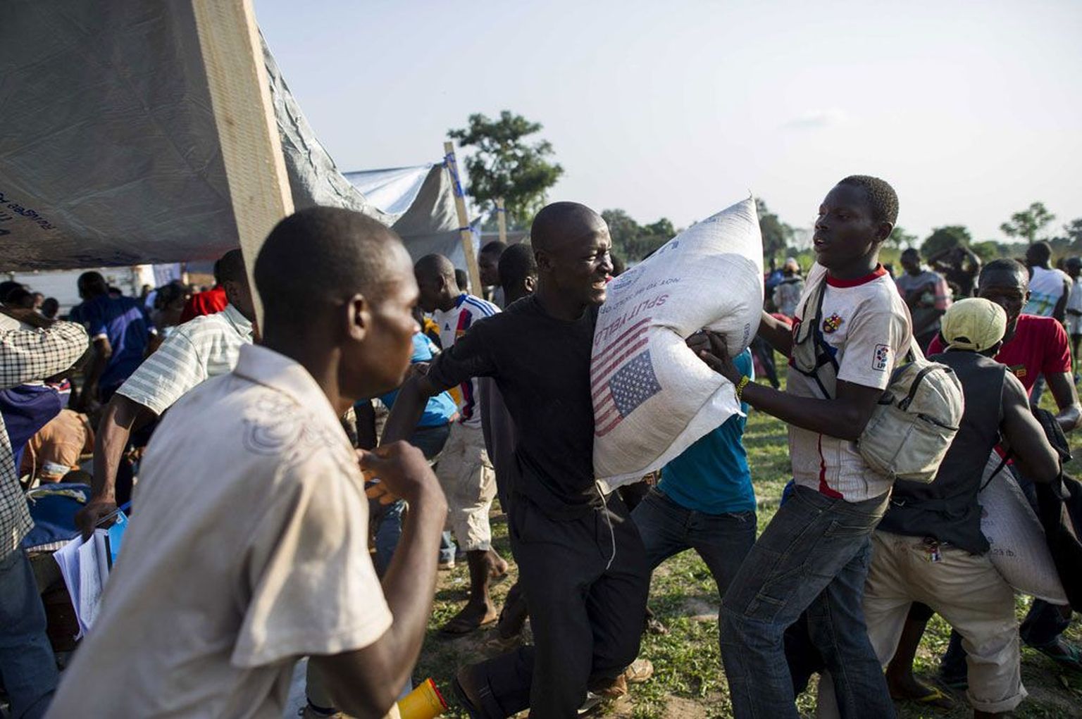 Lisaks moslemite ja kristlaste kokkupõrgetele peavad Kesk-Aafrika Vabariigis praegu enda eest võitlema ka vägivalla eest põgenenud inimesed, keda kimbutab toidunappus. Pildil abi jagamine eile Bangui lähedal asuvas pagulaslaagris.