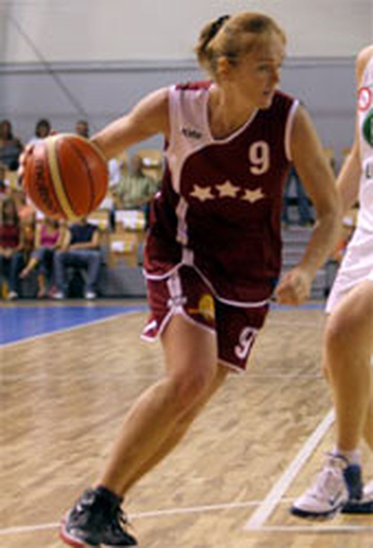 Mačā pret Poliju - par pirmo Latvijas basketbolisti, kas aizvadījusi 100 spēles izlases sastāvā, kļuva uzbrucēja Ieva Tāre. 
