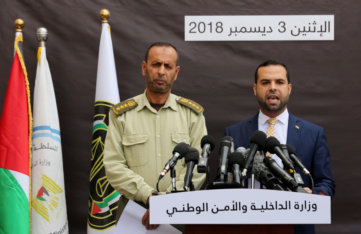 Siseministeeriumi pressiesindaja (paremal) tervitas Gaza sektori sõjaväekohtu otsust.