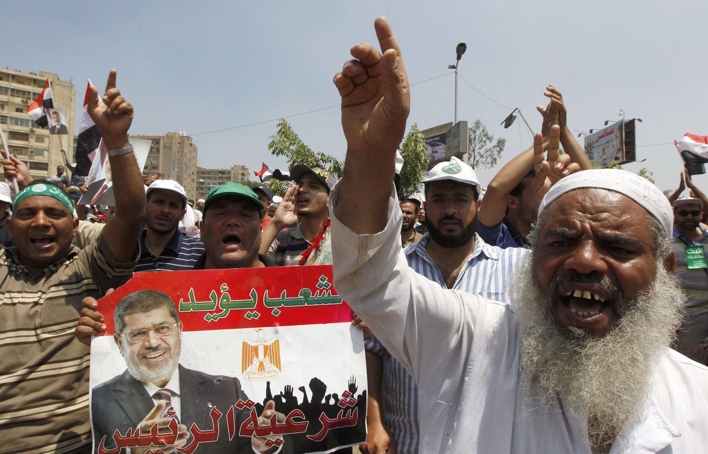 Moslemivennaskonna liikmed ja Mohamed Morsi toetajad on endiselt Kairo tänavatel.
