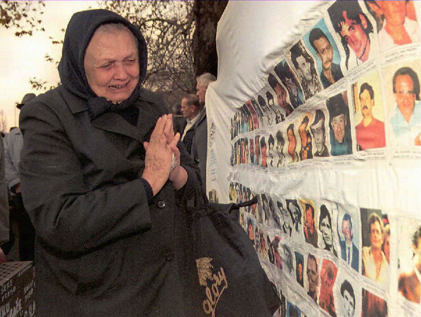 1996. aastast pärinev pilt horvaadi naisest nutmas oma 1991. aastal Vukovaris tapetud poja pildi juures.