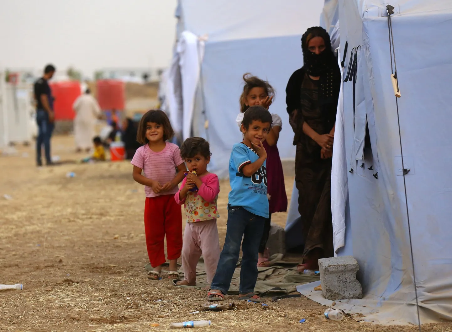 Iraagist Mosulist põgenenud tsiviilelanikud Khaziri põgenikelaagris, mis asub 350 kilomeetrit Baghdad põhjapool.