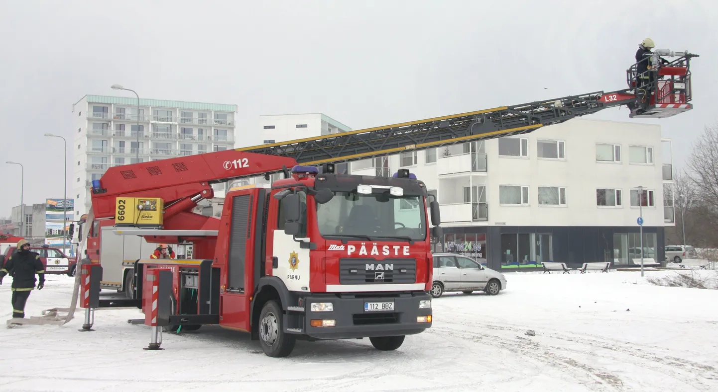 Pärnu päästekomando redelauto, millel on 32 meetri pikkune redel.