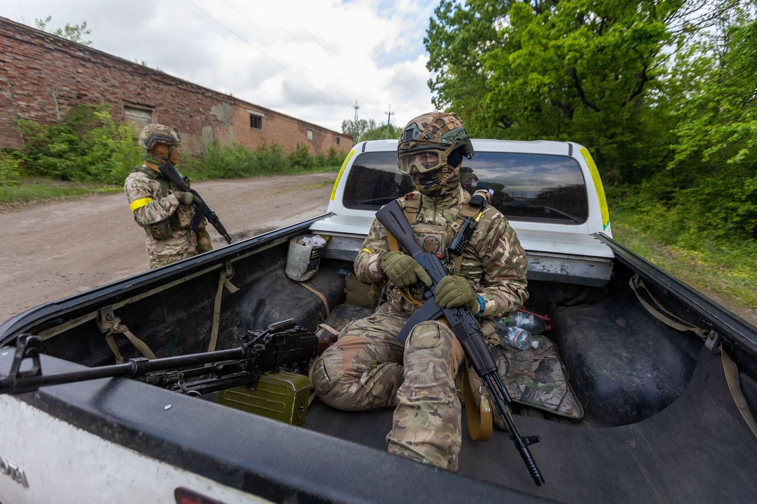 Украинские военные патрулируют район Старого Салтова