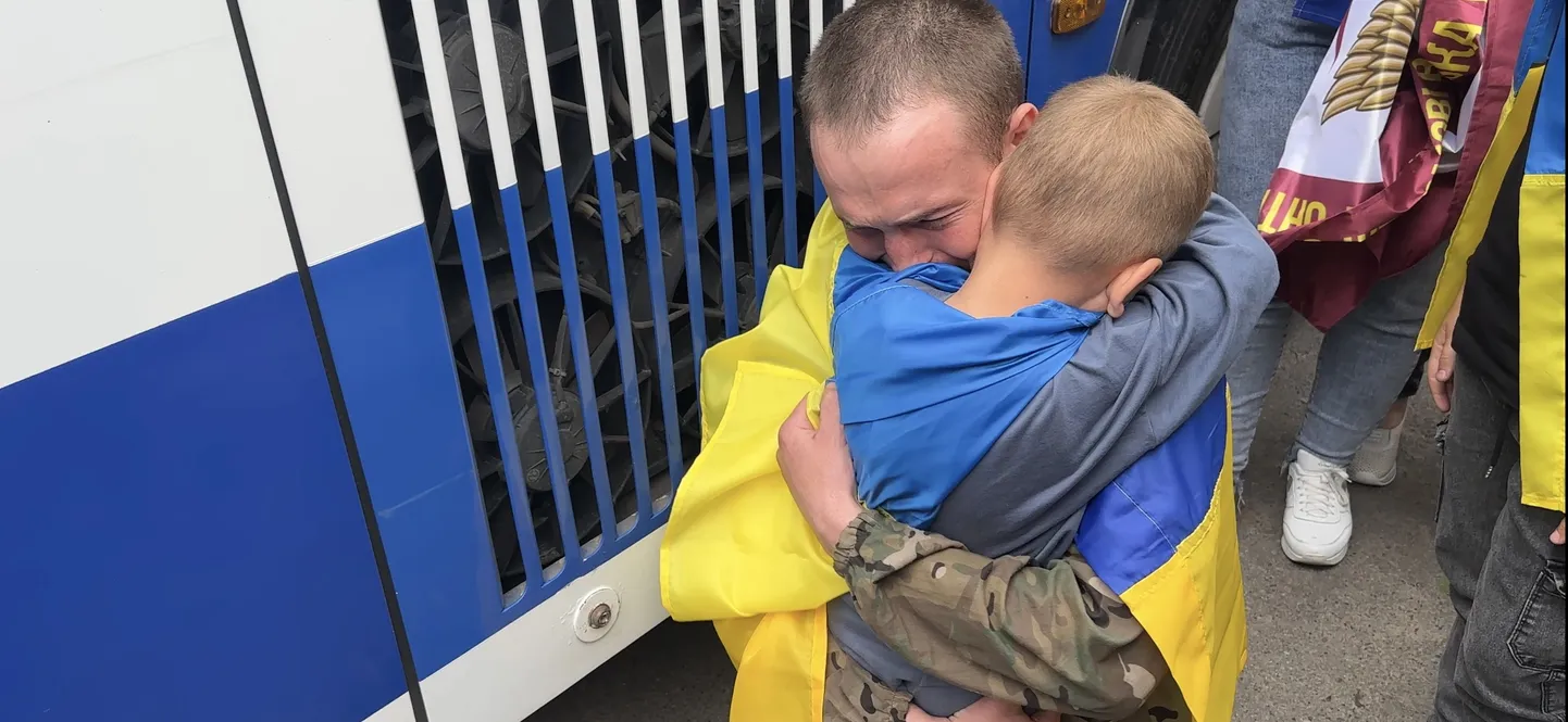 Seitseteist kuud Vene vangis istunud Ukraina sõdur Dõmõtro Gavrilenko kallistab oma väikest poega.
