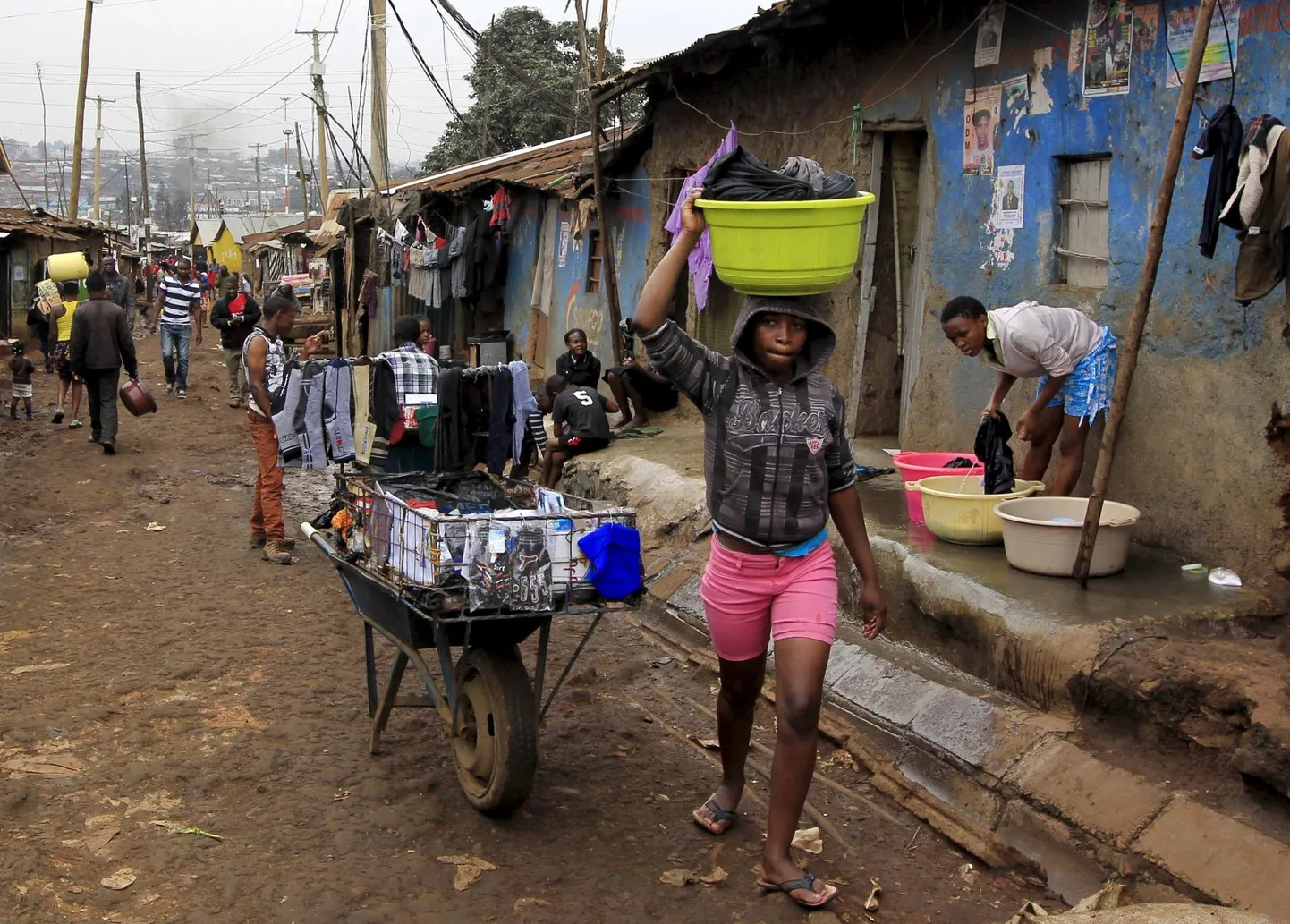 Igapäevaelu Keenia pealinnas Nairobis asuvas Kibera slummis. Halvad sanitaartingimused ja kehv ligipääs arstimitele tingib arengumaades suremise ravitavatesse haigustesse.