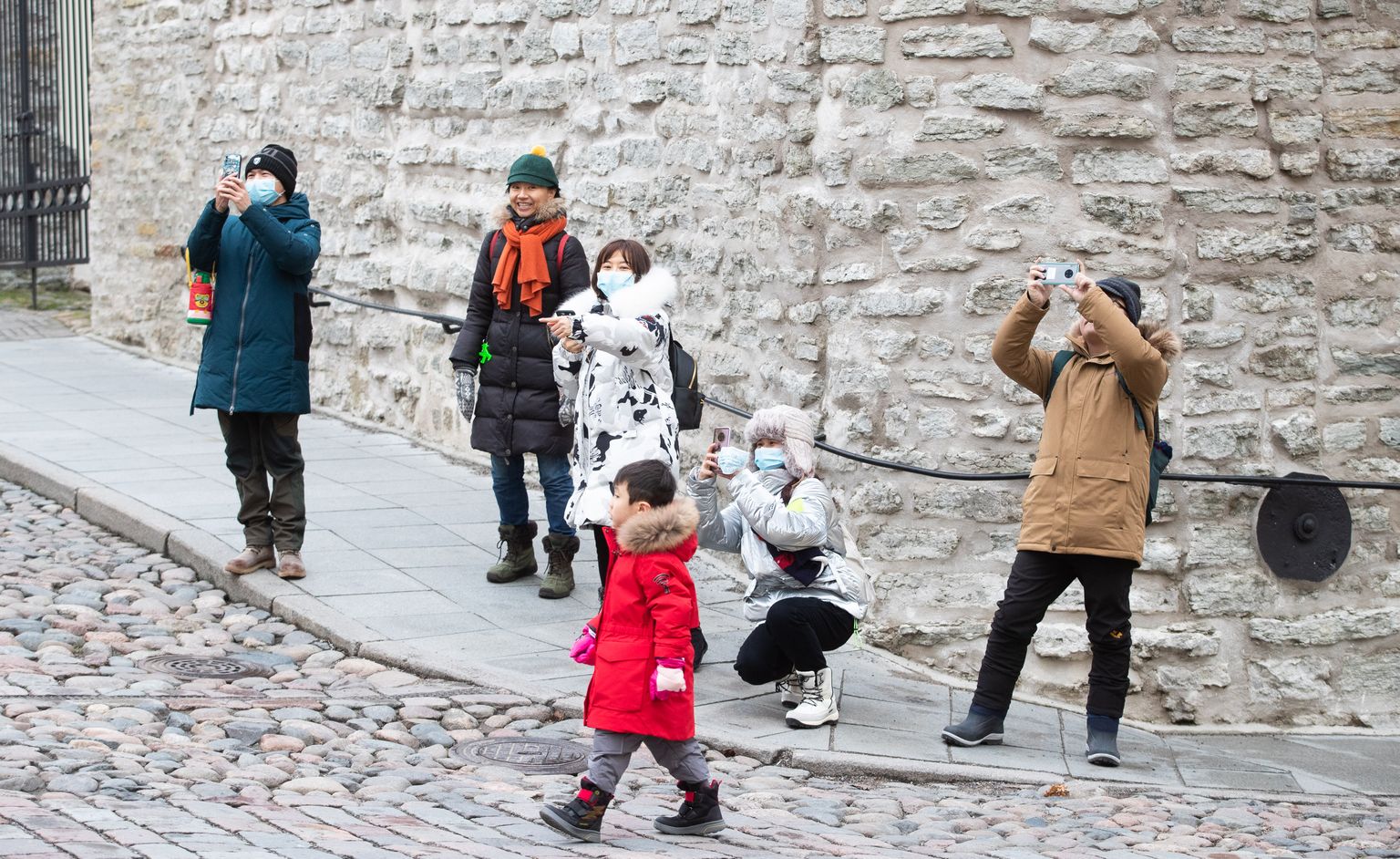 Туристы в Таллинне.