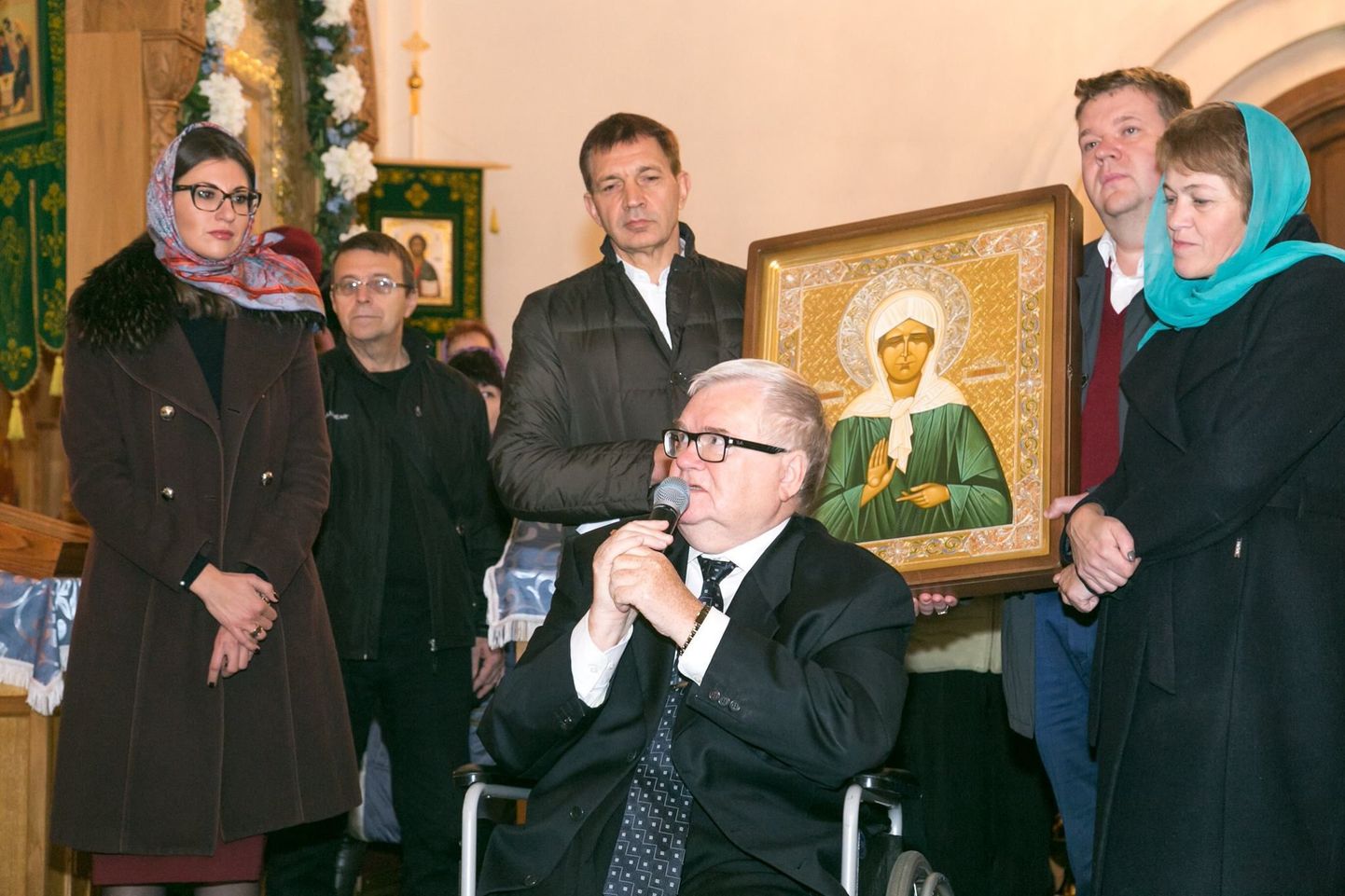 Эдгар Сависаар и Урмас Сыырумаа подарили Ласнамяэской церкви икону.