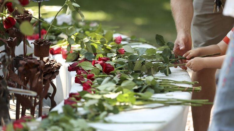 К месту трагедии несут цветы и траурные венки