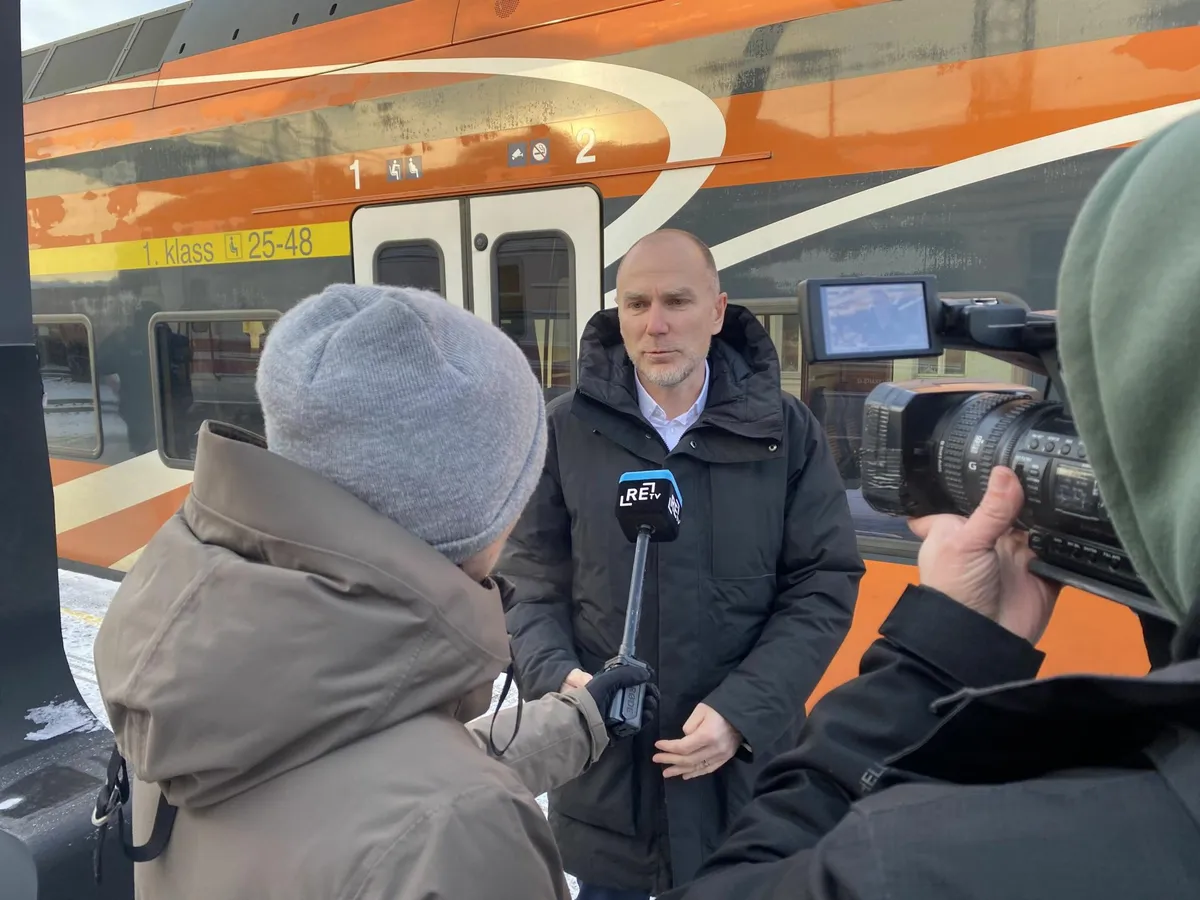 Valgas intervjueeris Elroni juhti Lauri Betlemit Vidzeme rajooni kohalik ajakirjanik. Intervjuusid tuli tal anda üpris palju.