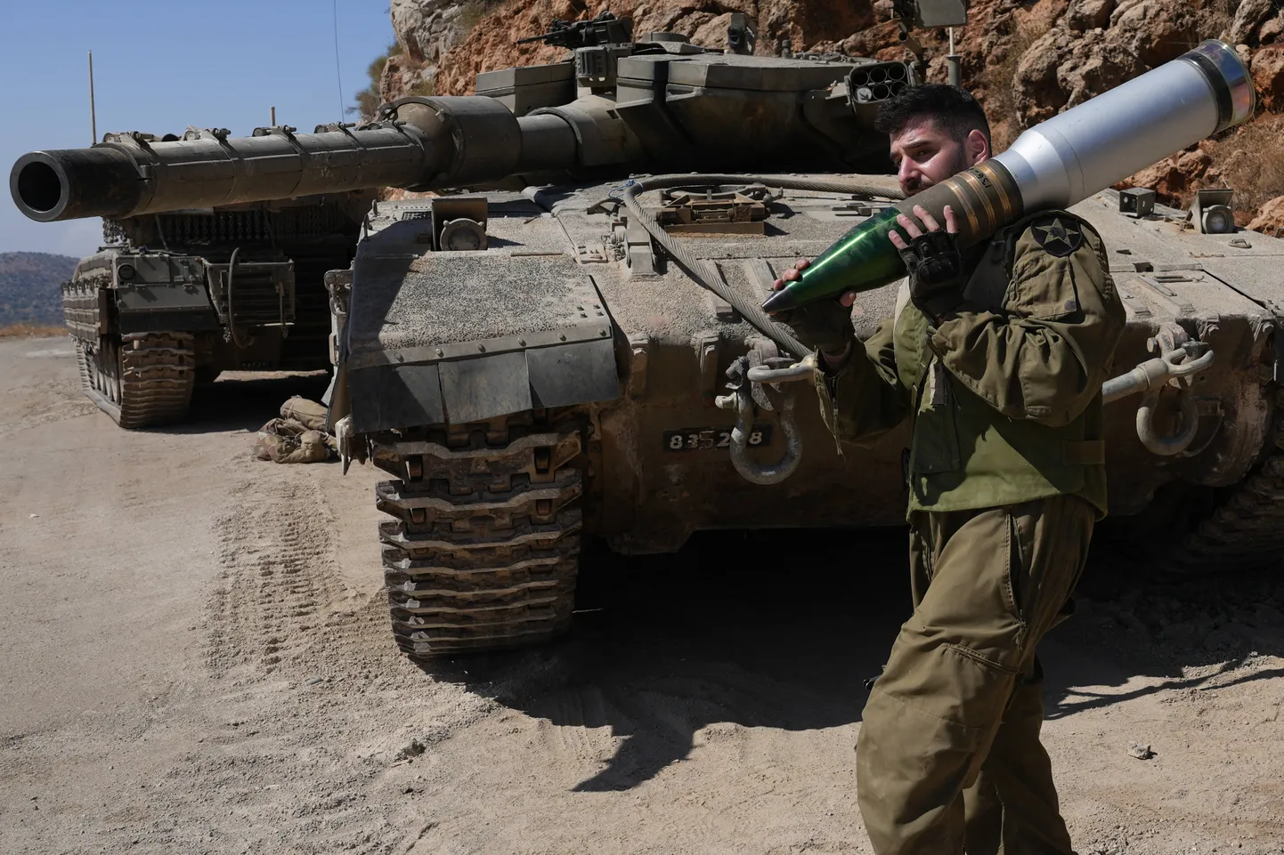 Iisraeli sõdur tanki ees Põhja-Iisraelis Liibanoni piiri lähistel 7. oktoobril 2024. aastal.
