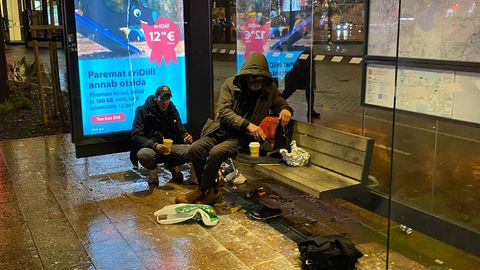 KELLE JAOKS? ⟩ Lugeja küsib: kas nüüd on ka Postimaja Rimi bussipeatus joodikute poolt okupeeritud?