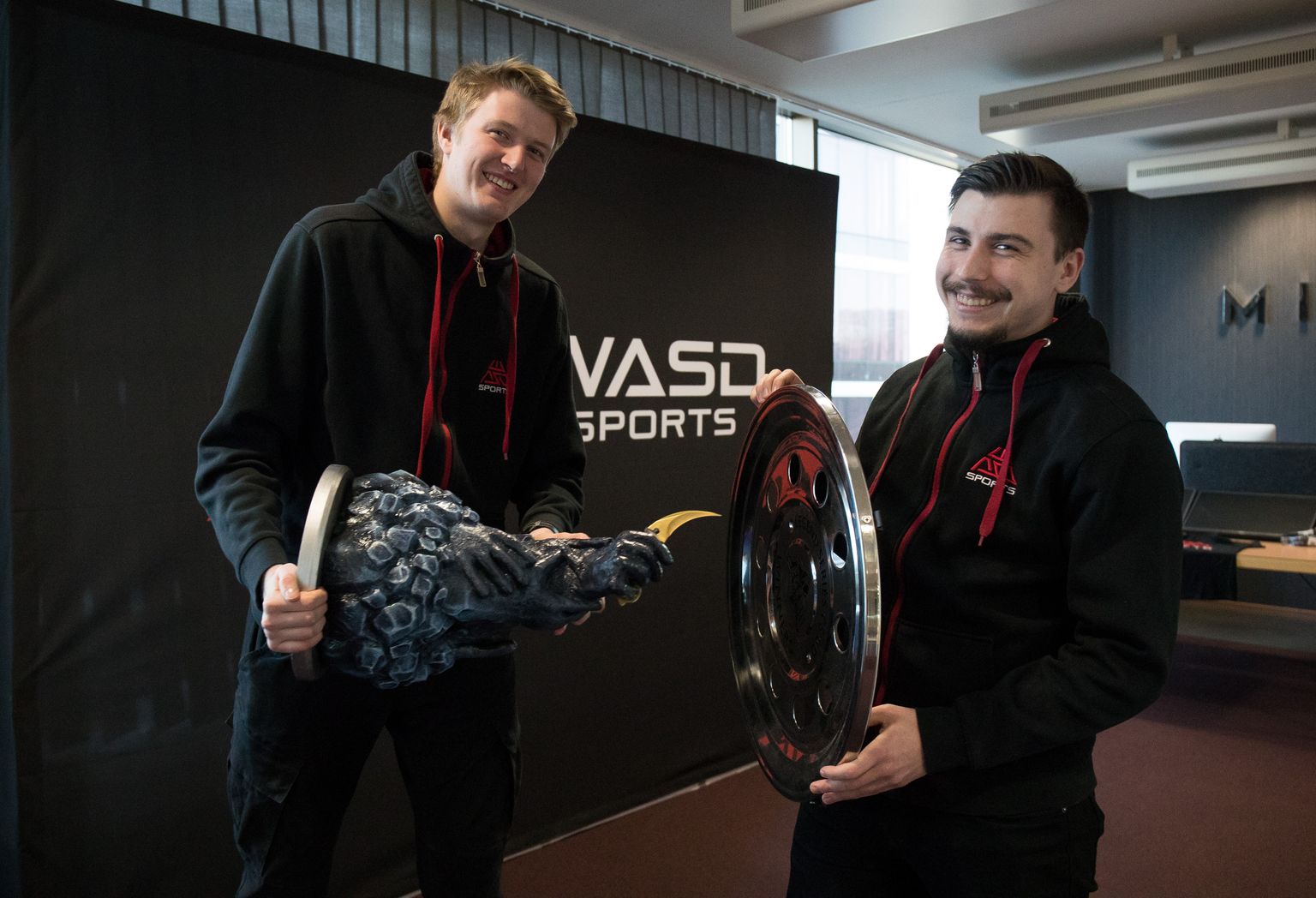Eesti parima e-spordimeeskonna omanikud Robert Relander (vasakul) ja Andrei Trefov näitavad mullu võidetud karikaid. Relanderi käes on Leedu ja Trefovi käes Saksamaa turniirilt toodud trofee.