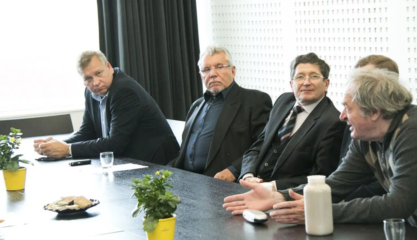 Andrei Stepanenko (vasakult), Toomas Tamm ja Andrei Kurotškin tutvustasid Rakvere külje alla kavandatavat tehast.