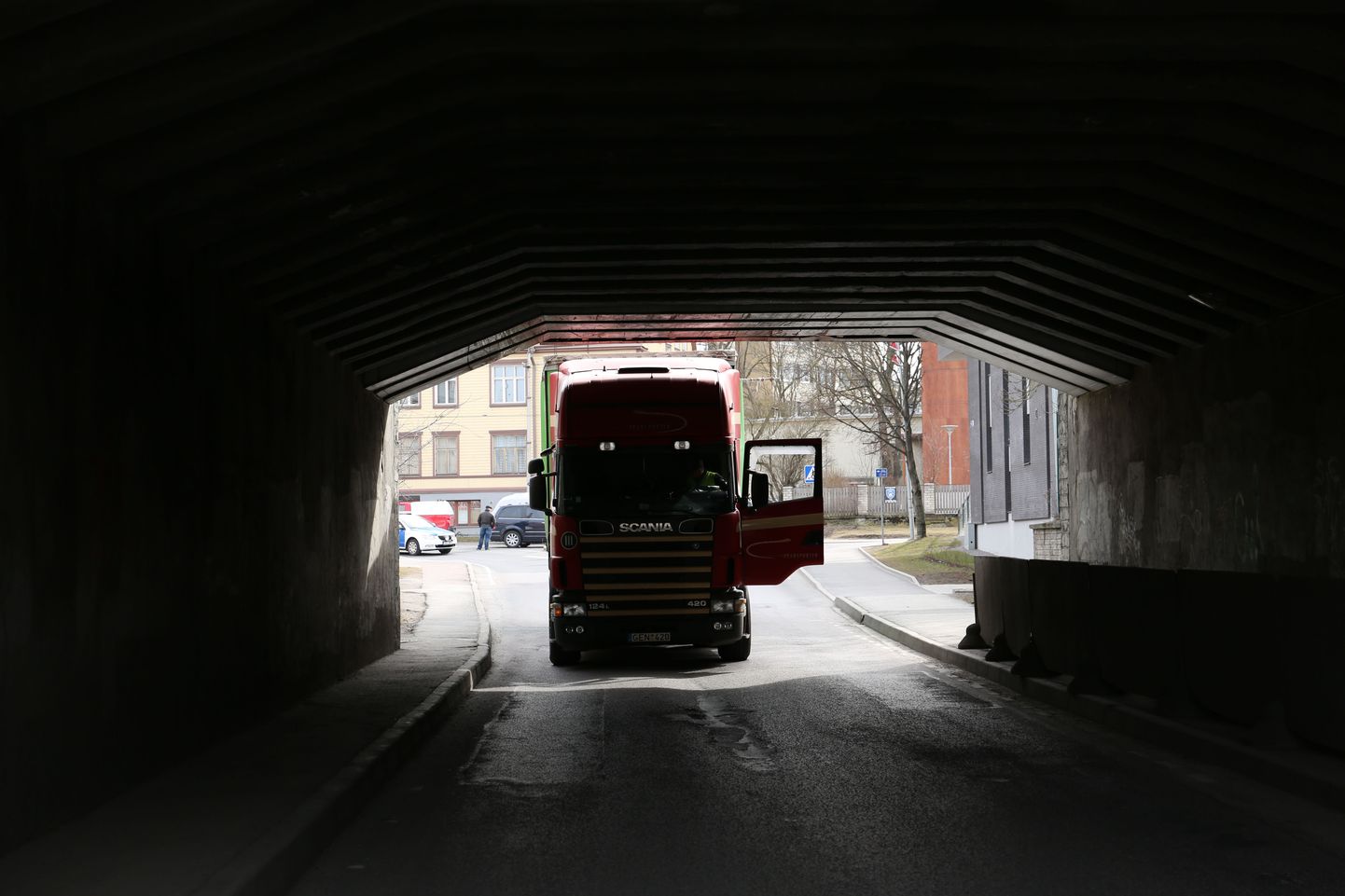 Tallinn-Narva maanteel tabati ebastabiilse sõidustiiliga üleväsinud veokijuht.