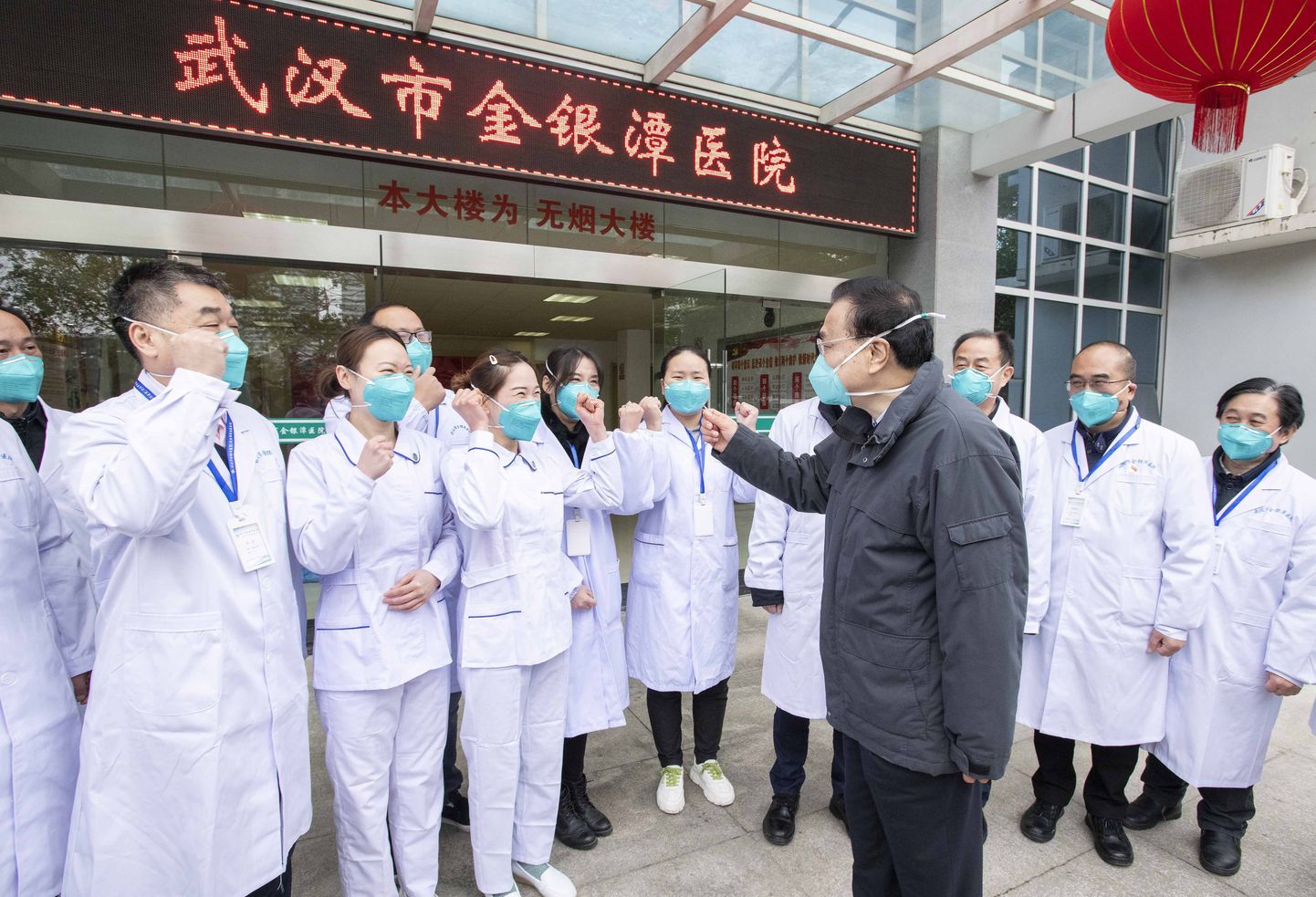 Li Keqiang jaanuaris Wuhani meditsiinitöötajatega kohtumas.