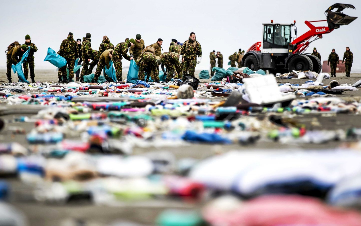 Nīderlandes karavīri savāc no kravas kuģa MSC Zoe jūrā pazaudētajiem konteineriem krastā izskalotos atkritumus