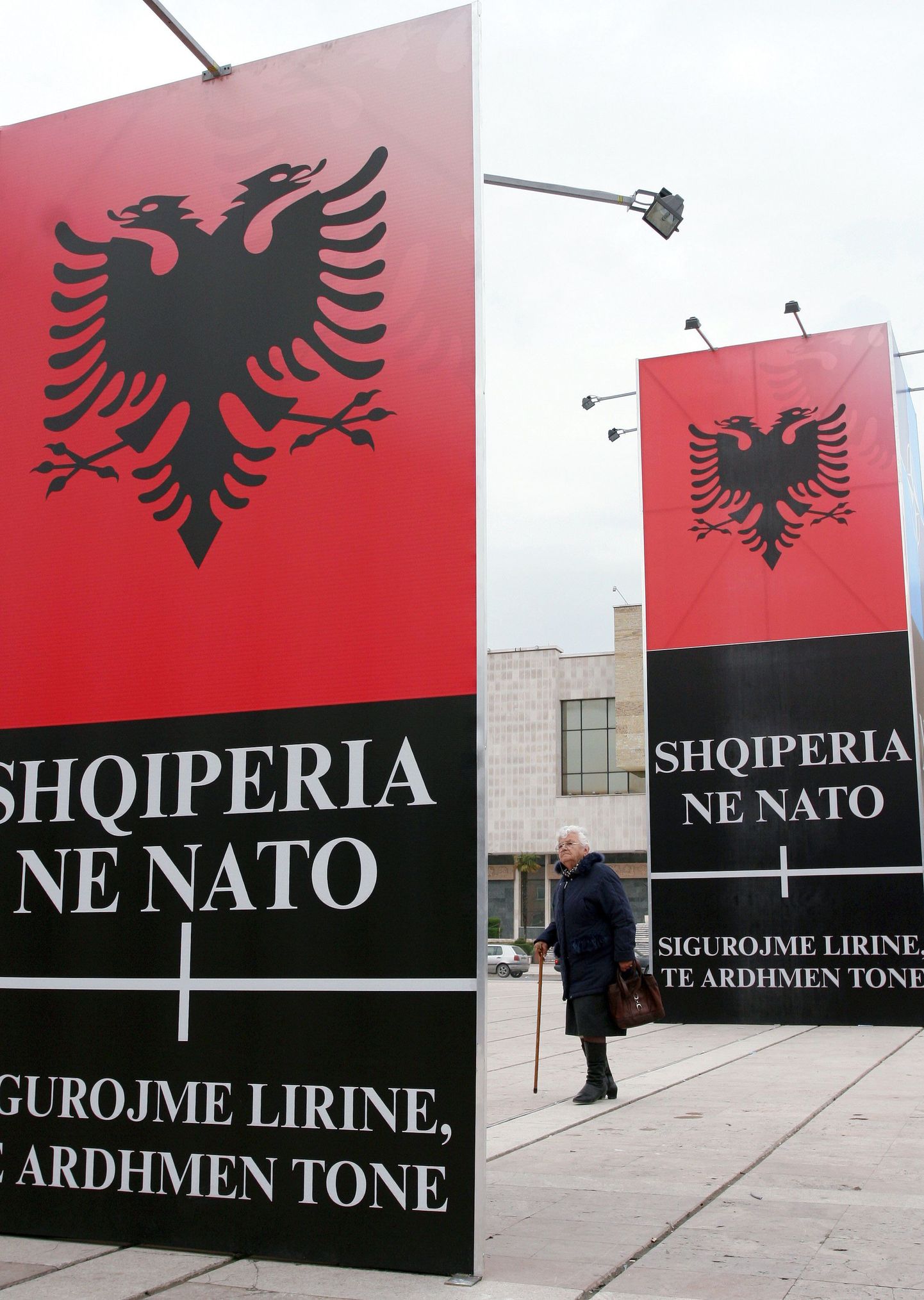 Plakatid, mis tervitasid sel kuul Albaania liitumist NATOga.
