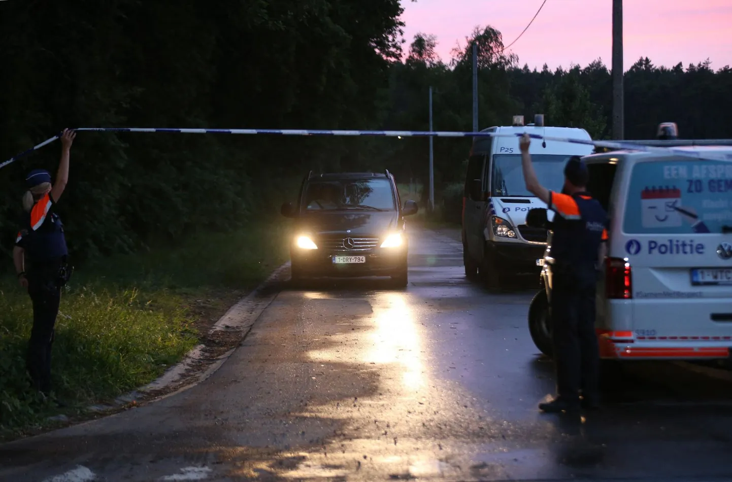 Surnuauto lahkumas kohast, kust leiti Jürgen Coningsi sõiduk.