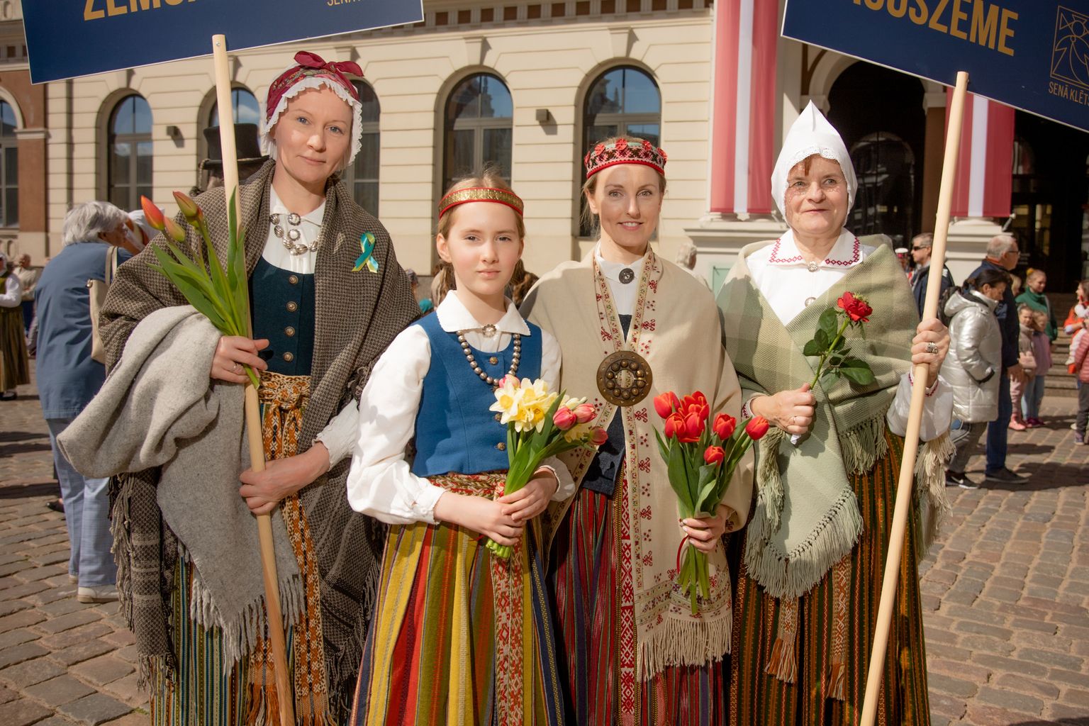 Tradicionālais tautas tērpu gājiens Rīgā.