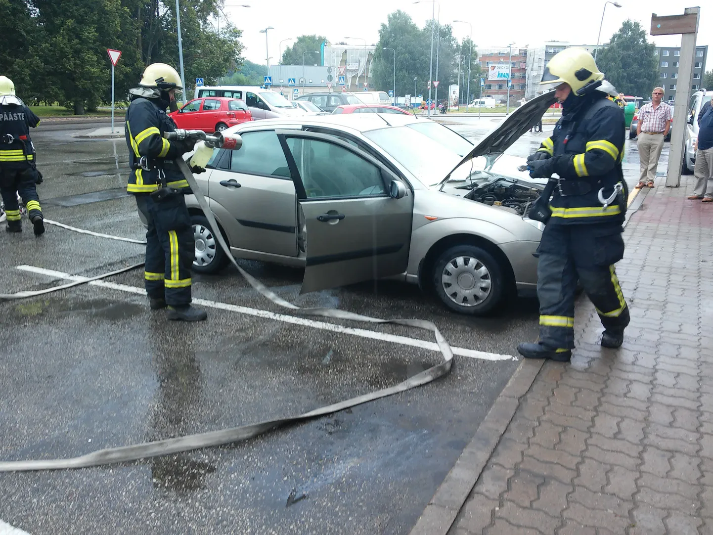 Tartus Ujula Konsumi parklas süttis 28. augusti pärastlõunal sõiduauto Ford kapotialune.