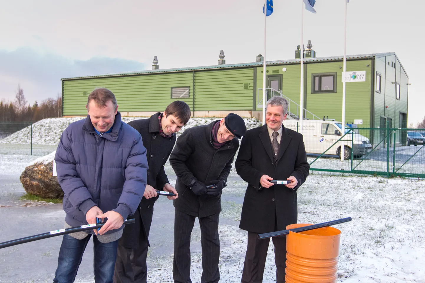Tõrvas lõpetati pidulikult veemajandusprojekt. Toru lõikavad  Tõrva Veejõud OÜ juhataja Ivo Solom, Tõrva linnapea Maido Ruusmann, keskkonnainvesteeringute keskuse poolne projekti koordinaator Ain Ehasalu (vasakult) ja Merko Infra ASi juhatuse liige Arno Elias.