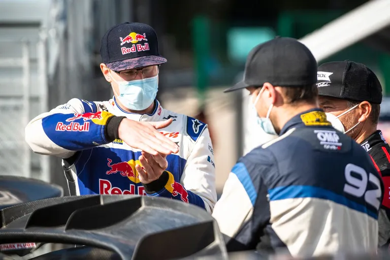 Zviedru rallijkrosa braucējs Johans Kristofersons konkurentiem apskaidro situāciju trasē