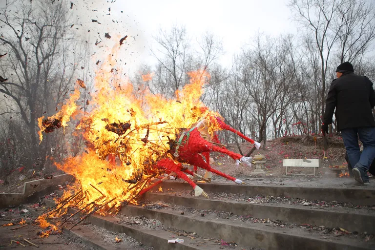 Hiinas põletati punaseid paberhobuseid
