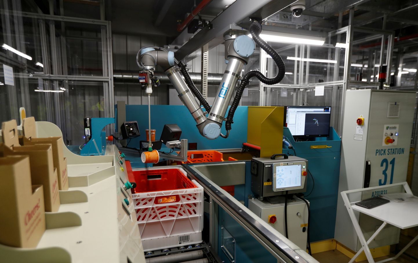 Robotkäsi väljaõppel Ocado tellimuskeskuses Andoveris, Suurbritannias 1. mail 2018. Käsi omandab oskusi pakikeste koostamiseks klientidele.