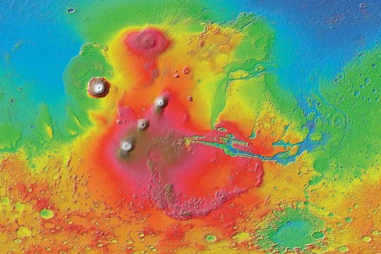 See värviline pilt Marsi pinnast on loodud Mars Reconnaissance Orbiteri abil saadud andmete põhjal. Kolmest vulkaanist koosnev liin on Tharsis Montes, loodes on Olympus Mons ja idas Valles Marineris. Arsia Mons on Tharsis Montesi kolmest vulkaanist kõige lõunapoolsem.