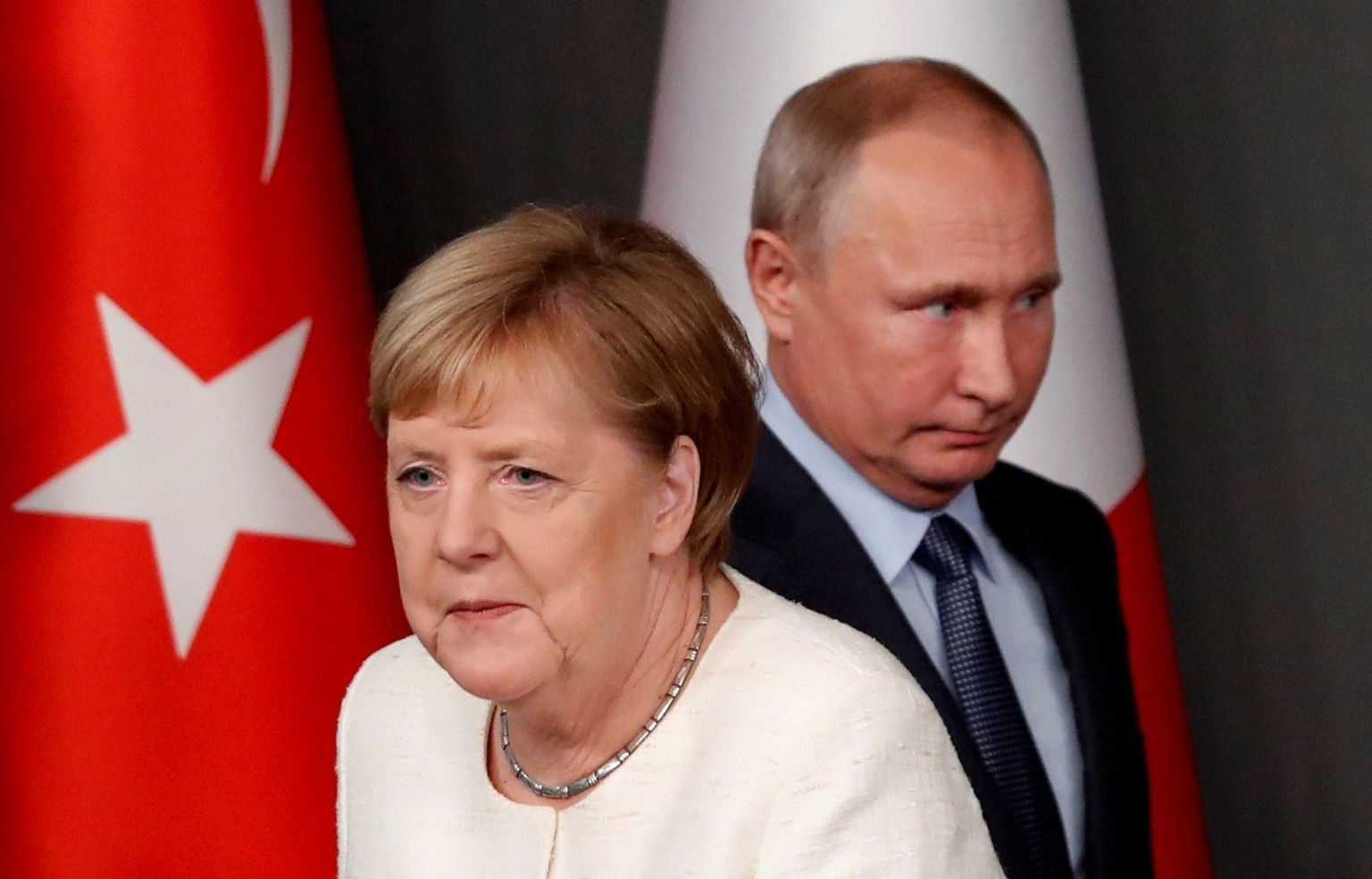 Mullu oktoobris kohtusid Saksa liidukantsler Angela Merkel ja Venemaa president Vladimir Putin Istanbulis, et arutada Süüria kodusõja lahendamist. Tänasel kohtumisel Pariisis on kõne all Ukraina konflikt, aga ka eelmisel nädalal Saksamaalt väljasaadetud Vene diplomaatidega seoses lahvatanud tüli.  FOTO: Murad Sezer/reuters/scanpix