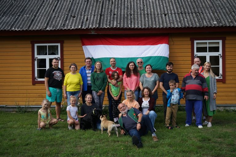 Ungari seltsi liikmed 2021. aastal väljasõidul Hiiumaal, keskel istub Gabriella Nad