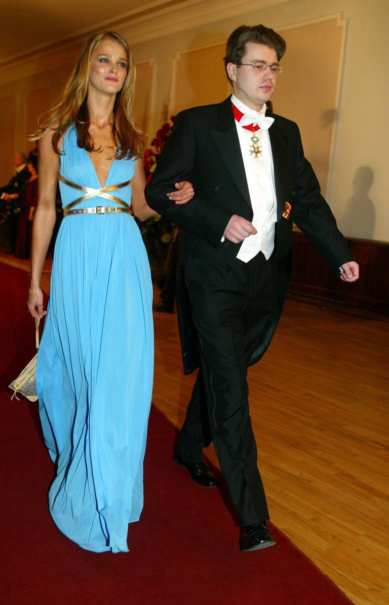 2004. aastal tuli poliitik Urmas Reinsalu president Arnold Rüütli vastuvõtule koos modell Carmen Kassiga.