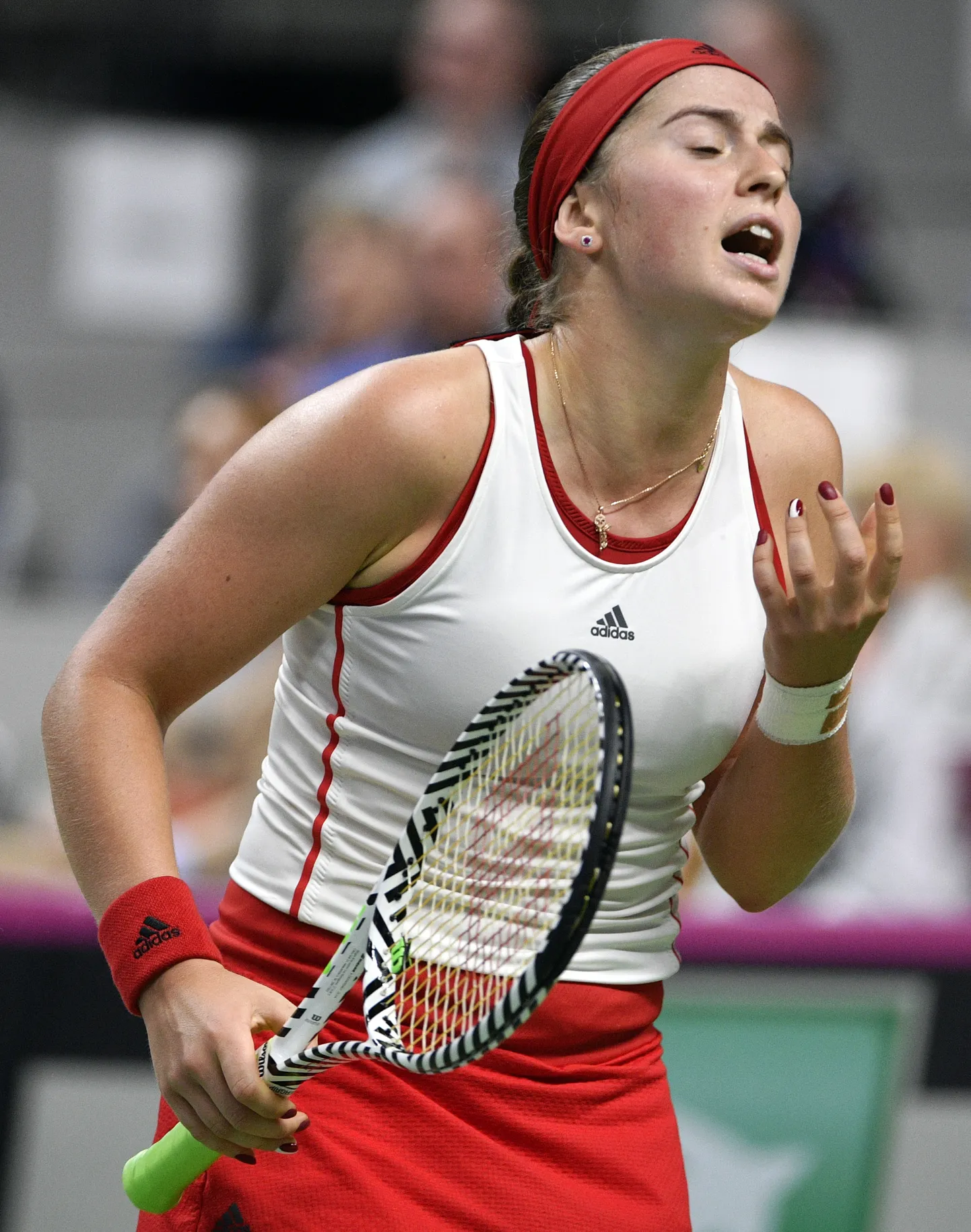 Frustreerunud Jelena Ostapenko pärast laupäevast kaotust Mona Barthelile