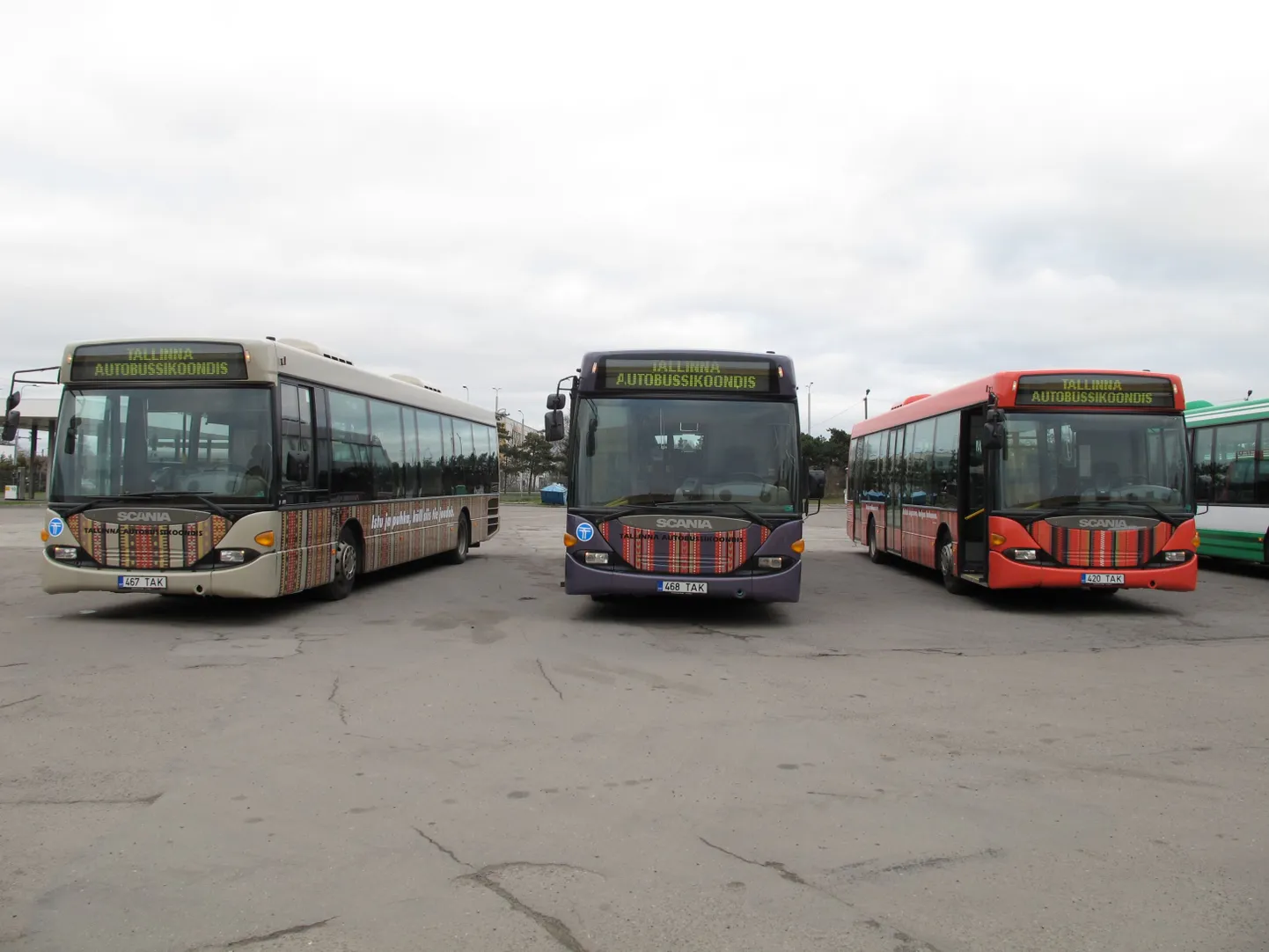 Rahvusmustrites bussid.