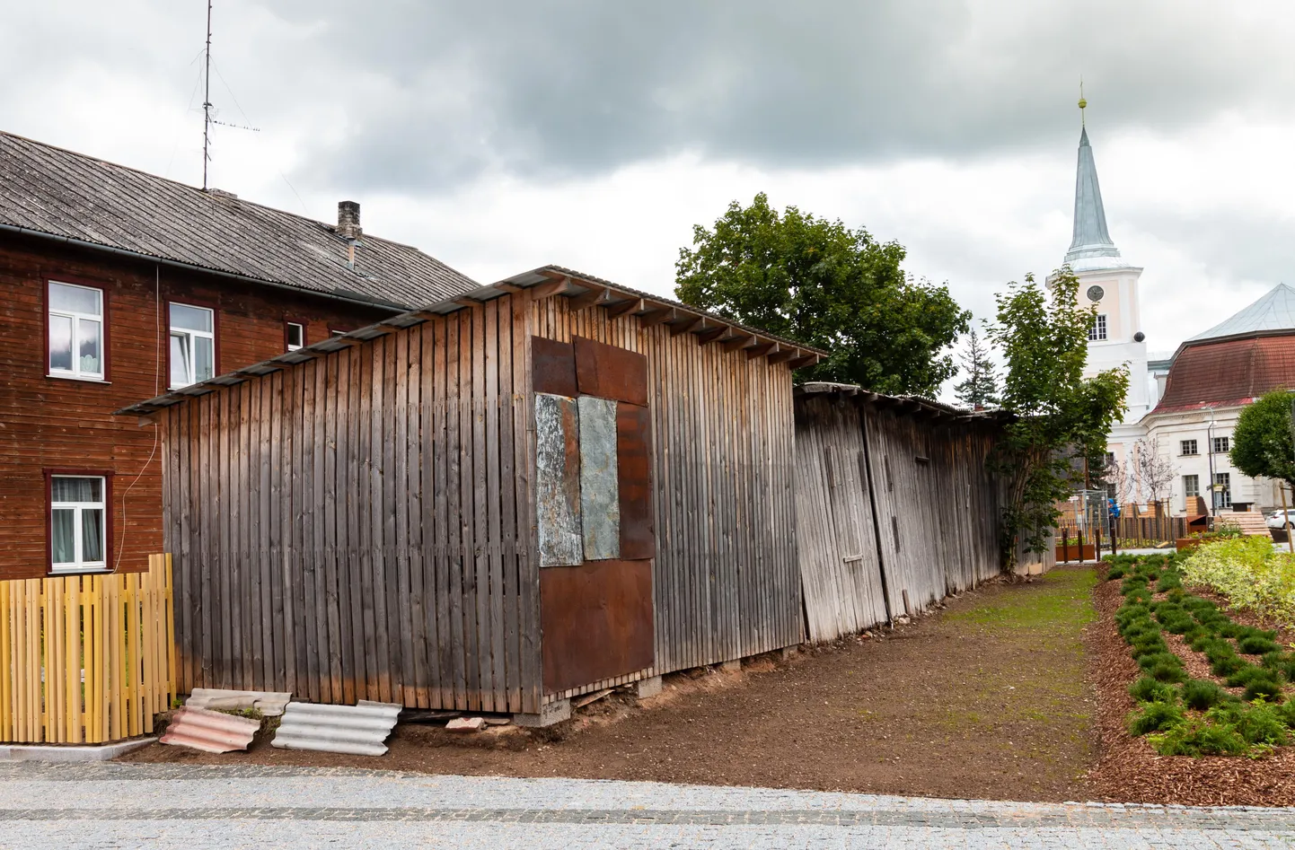 Uue keskväljaku serval asuvad kuurid naabrusele au ei tee.