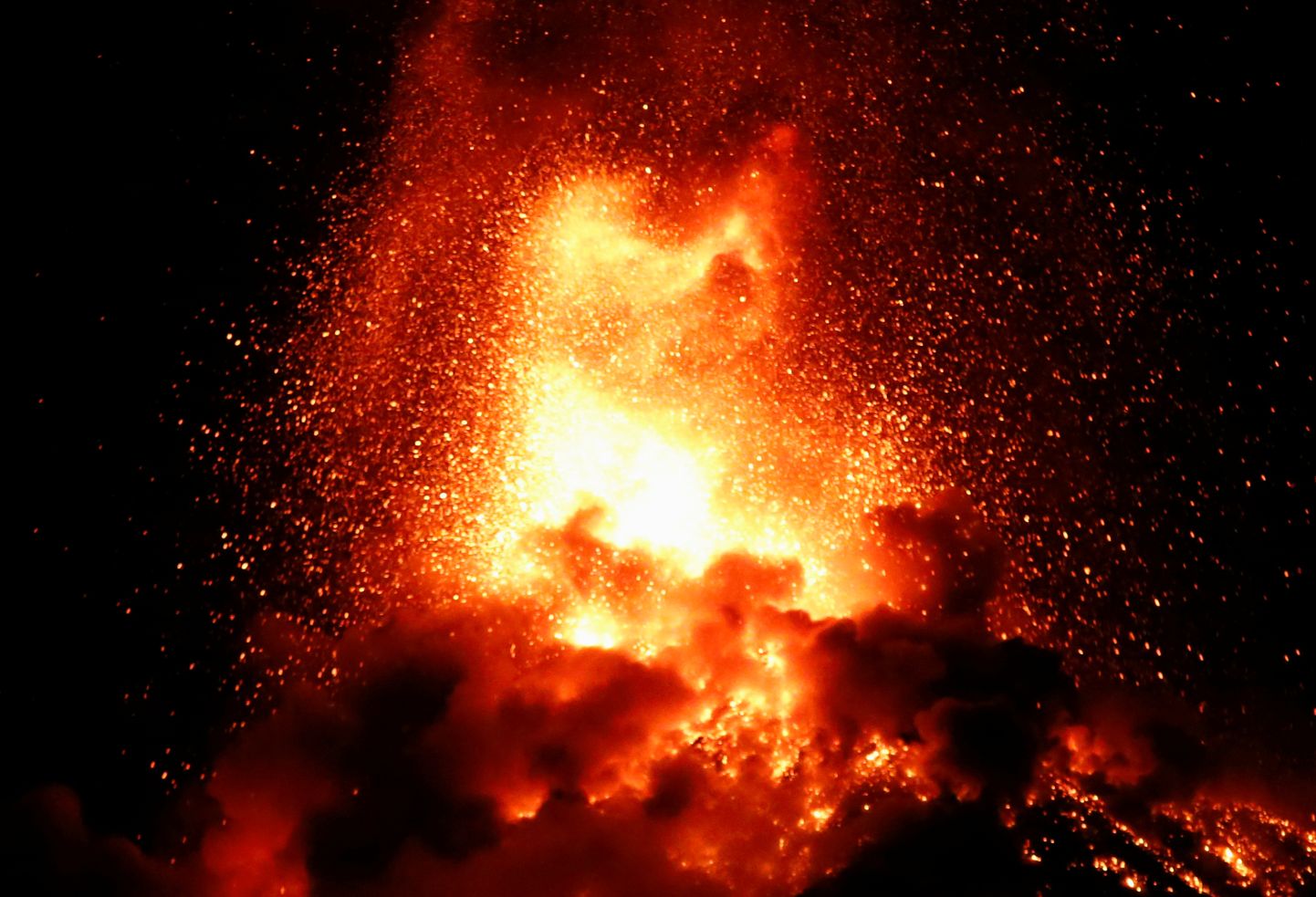Извержение вулкана Фуего в Гватемале.