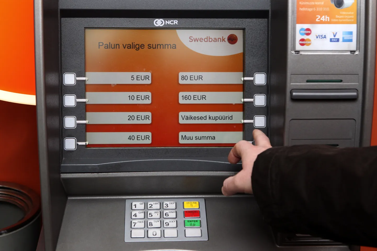 Välismaal olles tasub võtta raha välja kohalikus valuutas, nii säästab konverteerimistasu.