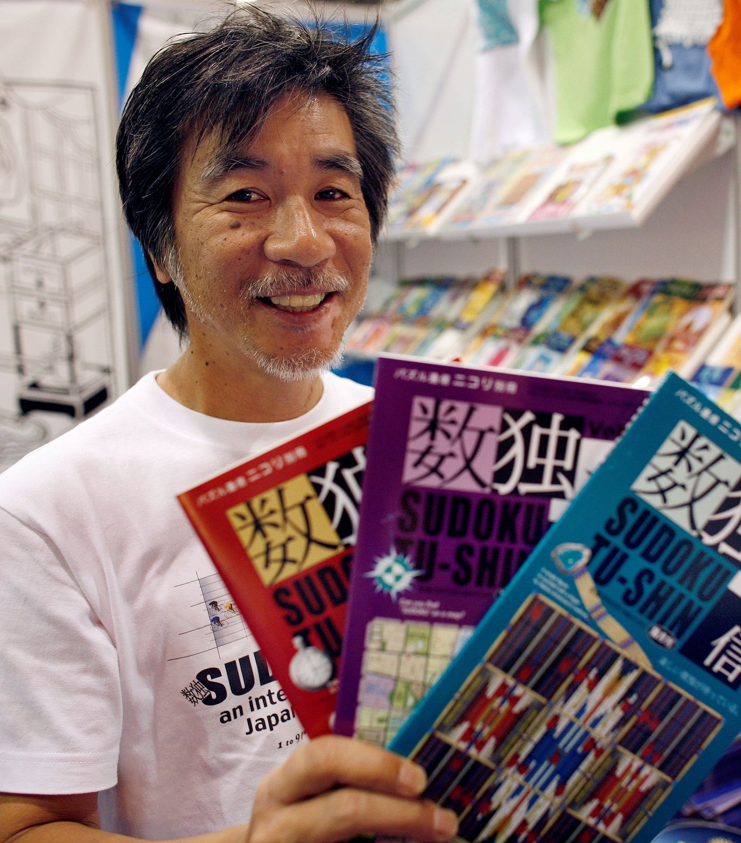 Jaapanlane Maki Kaji 2007 USAs New Yorgis raamatumessil näitamas sudokusid