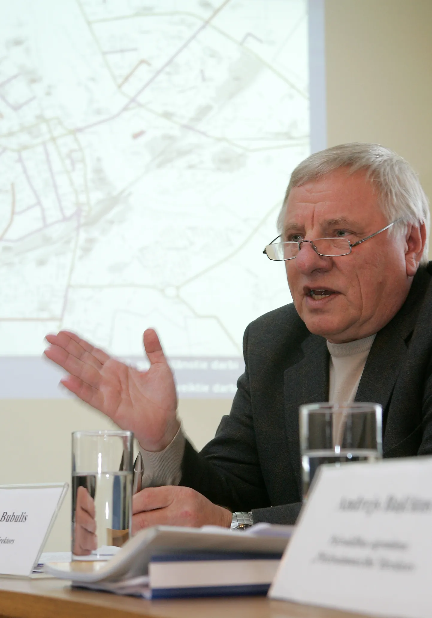 SIA "KULK" direktors Gunārs Bubulis Jelgavas domes sēžu zālē preses konferencē informē par Jelgavas pašvaldības izstrādāto ielu remonta, rekonstrukcijas, izbūves plānu un nepieciešamo finansējumu un domes viedokli valsts ceļu politiku.