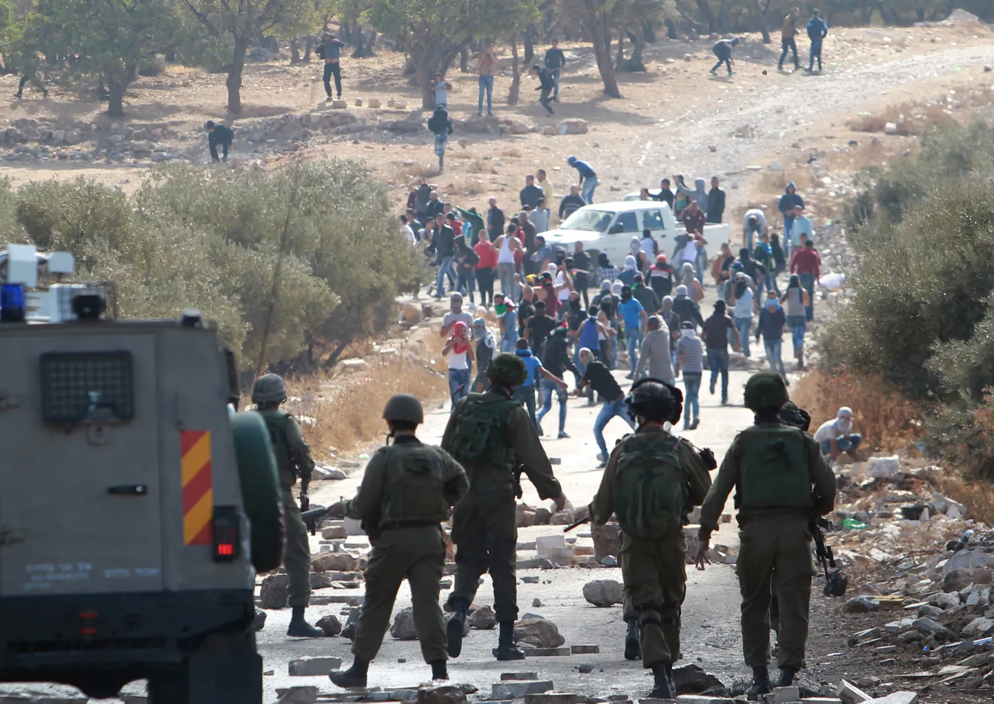Iisraeli sõdurid eile Läänekaldal vastamisi palestiinlastest protestijatega.
