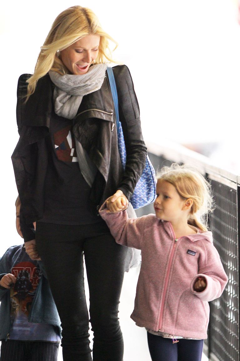 Näitleja Gwyneth Paltrow koos poja Mosese ja tütre Apple'iga New Yorgis 2010. aastal.