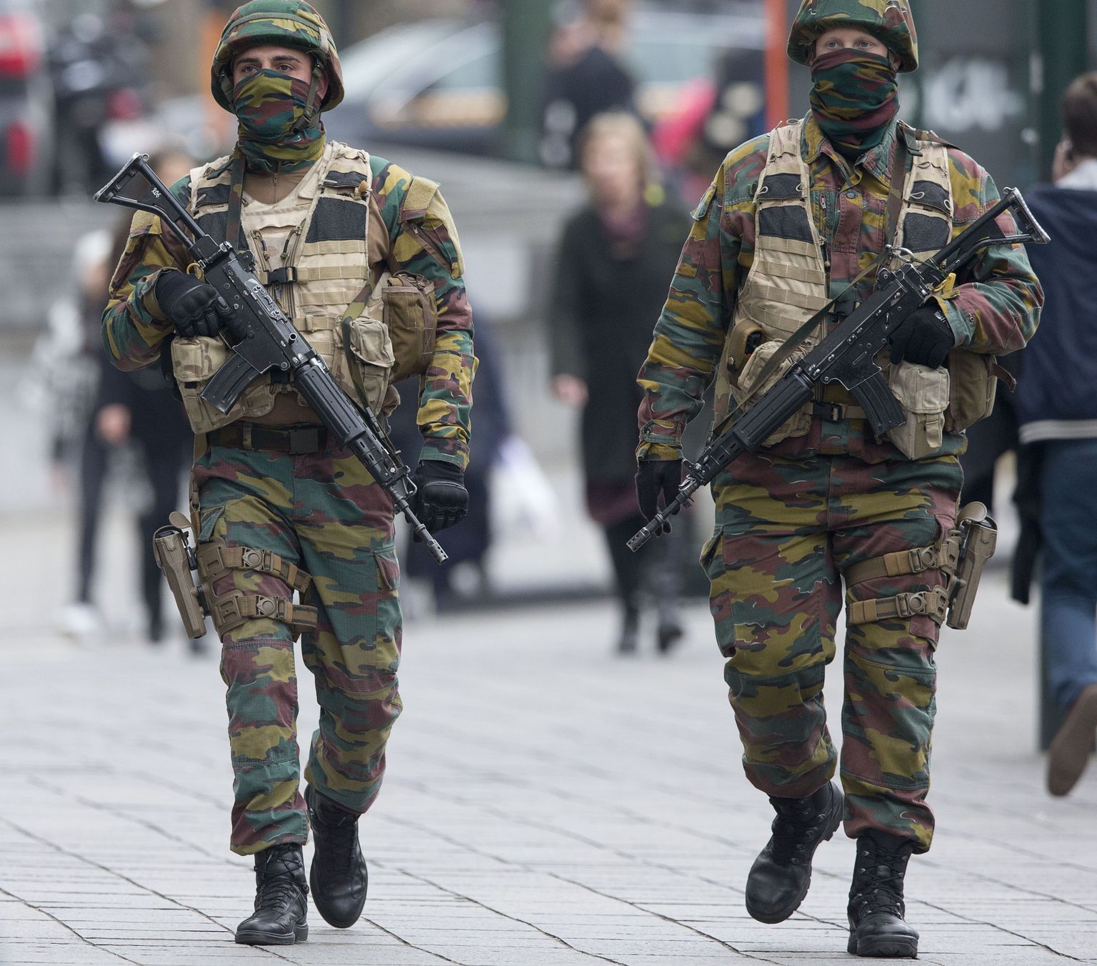 Belgia sõdurid Brüsselis. Kohe ilmus siia kohtu alla Salah Abdeslam – enne, kui ta anti välja Prantsusmaale.