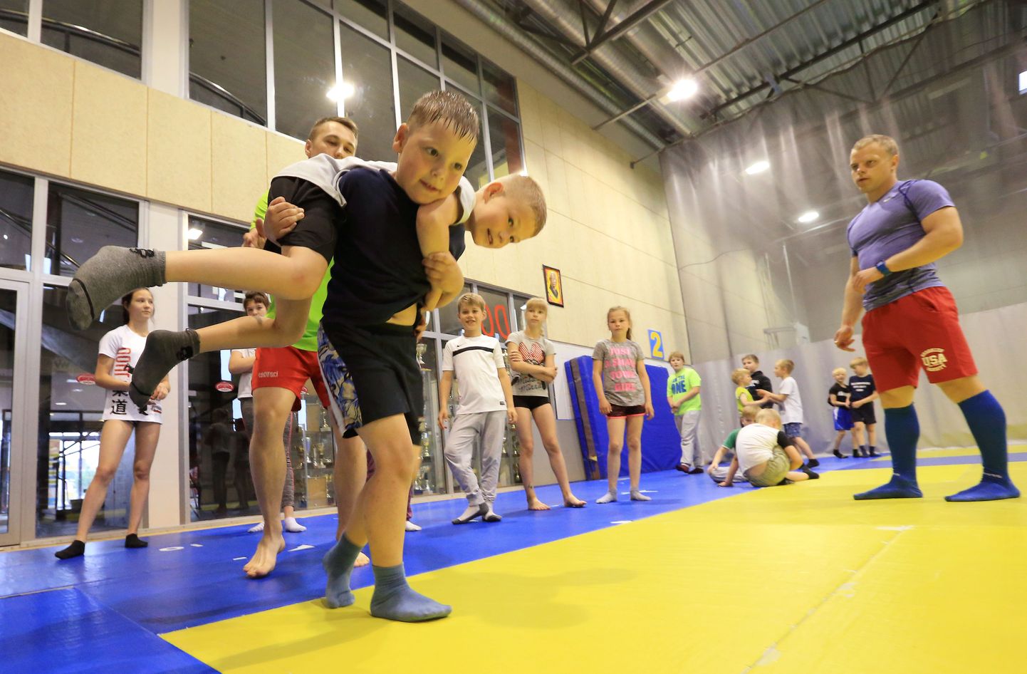 Judoklubi Do alustas esimest linnalaagrit juba teisipäeval. Pildil on kuueaastane August Martin Nurm krahmanud selga endast aasta vanema Ilja Bezuglovi, laste tegevusel hoiab silma peal treener Andre Seppa.