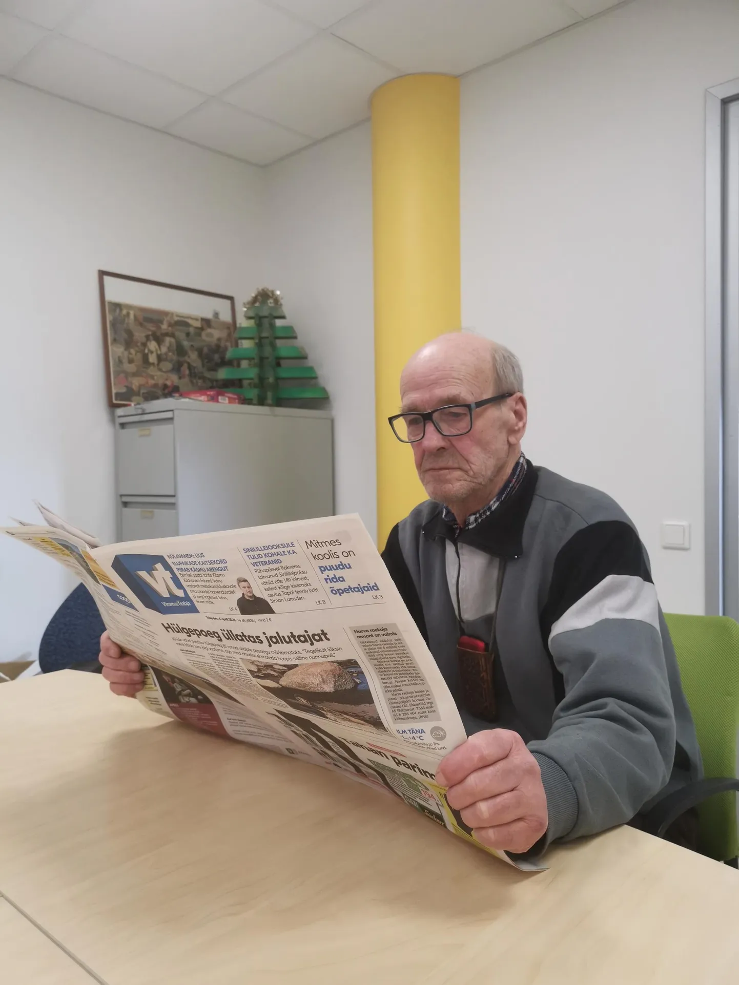 Heinur Paalimäe Virumaa Teataja toimetuses ajalehte lugemas.