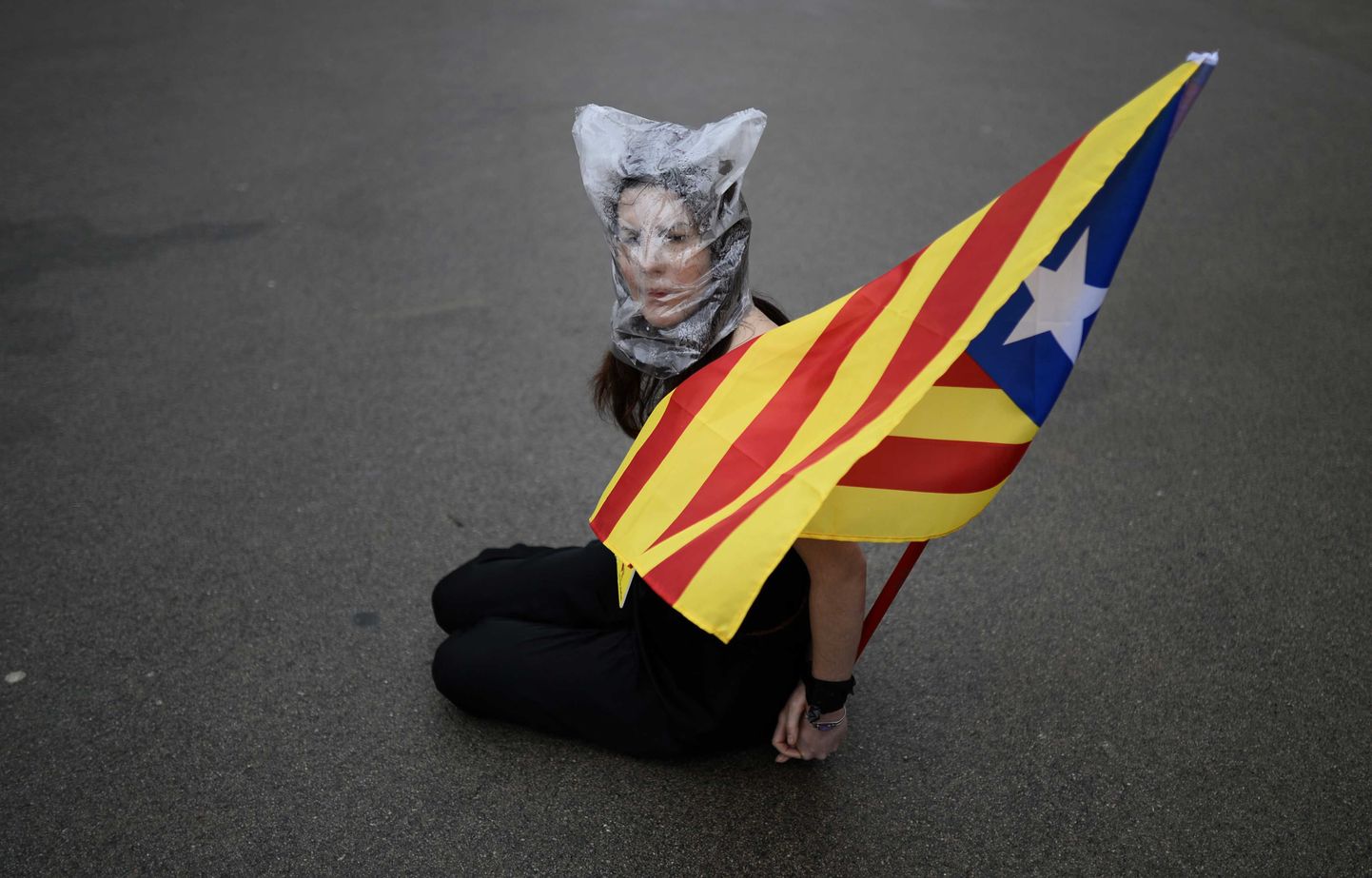 Сторонница независимости Каталонии на площади в Барселоне.